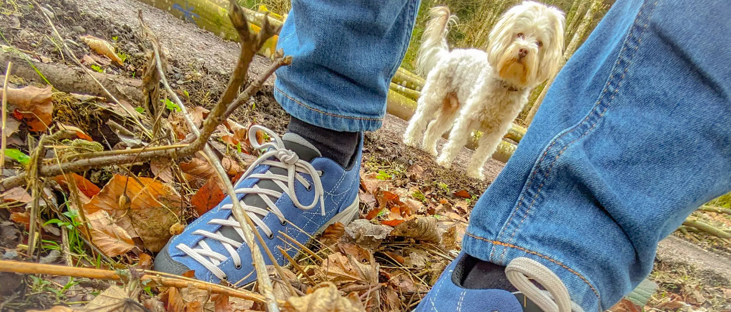 Jacalu Leichtwanderschuh Seti (blau) im Wald mit Hund